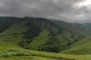 collinoso paesaggio vicino il villaggio di gergeti nel Georgia, sotto montare kazbegi. foto