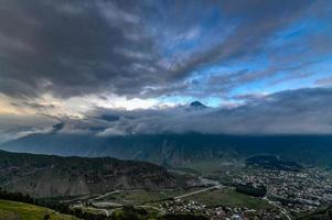 collinoso paesaggio vicino il villaggio di gergeti nel Georgia, sotto montare kazbegi. foto