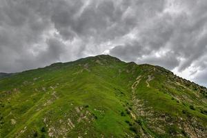 bellissimo montagna paesaggio lungo il georgiano militare strada nel kazbegi, Georgia foto