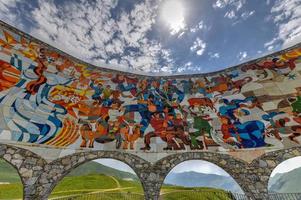 monumento per il amicizia fra il paesi di Georgia e Russia, costruito nel 1983 per celebrare il bicentenario di il trattato di georgievsk, 2022 foto