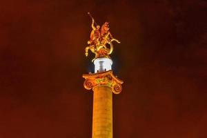 d'oro statua di st. Giorgio su il principale piazza di tbilisi, capitale città di Georgia. foto