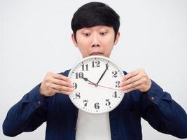 asiatico uomo eccitato per guardare a orologio nel il suo mano ritratto, tardo concetto foto