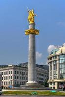 d'oro statua di st. Giorgio su il principale piazza di tbilisi, capitale città di Georgia. foto