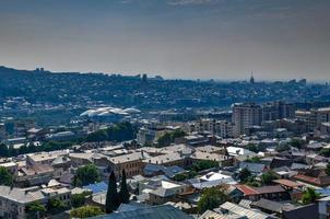 panoramico città Visualizza di il Tbilisi città orizzonte nel Georgia. foto