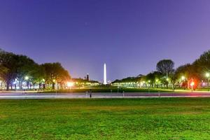 Washington Monument di notte foto