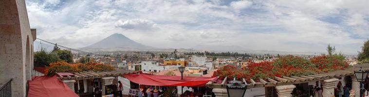 arequipa, Perù con misti vulcano foto