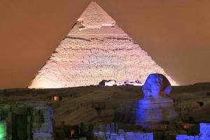 Giza piramide e sfinge leggero mostrare a notte - Cairo, Egitto foto