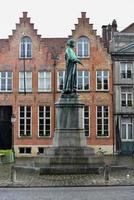statua di il fiammingo pittore jan furgone ehick nel Bruges, Belgio foto