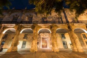 palacio de los capitanes generali su plaza de armas piazza nel havana vieja a notte. esso è il ex ufficiale residenza di il governatori di l'Avana, Cuba. foto