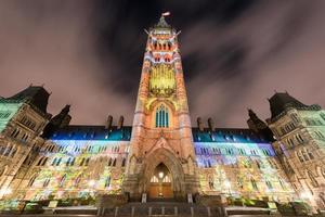 inverno vacanza leggero mostrare proiettato a notte su il canadese Casa di parlamento per celebrare il 150 ° anniversario di confederazione di Canada nel ottava, Canada. foto