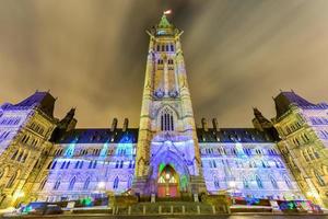 inverno vacanza leggero mostrare proiettato a notte su il canadese Casa di parlamento per celebrare il 150 ° anniversario di confederazione di Canada nel ottava, Canada. foto