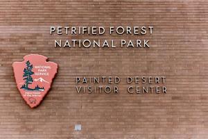 cartello su il visitatore centro per il dipinto foresta nazionale parco nel Arizona, 2022 foto