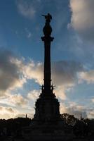 silhouette di monumento dedito per il famoso italiano navigatore cristoforo colombo nel Barcellona, Spagna. foto