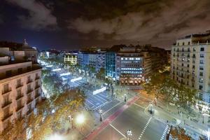 aereo Visualizza di Barcellona lungo passeig de grazia a notte nel Spagna. foto