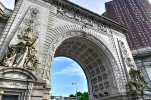 il greco rinascita trionfale arco e colonnato a il Manhattan Ingresso di il Manhattan ponte. foto
