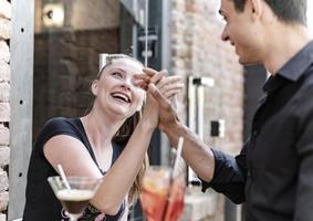 amore coppia seduta nel il caffè bar godendo bellissimo autunno giorno foto