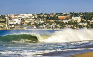 puerto escondido oaxaca Messico 2022 estremamente enorme grande surfer onde a spiaggia puerto escondido Messico. foto