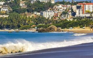 puerto escondido oaxaca Messico 2022 estremamente enorme grande surfer onde a spiaggia puerto escondido Messico. foto