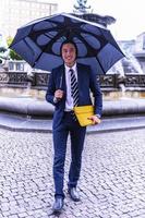 allegro asiatico uomo d'affari nel formale indossare nel il città foto