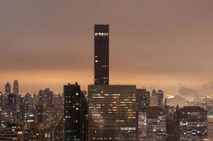 panoramico Visualizza di midtown Manhattan a notte durante il inverno. foto