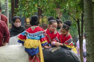 Giacarta, Indonesia nel novembre 2022. giovane bambini che vanno a partire dal scuola materna per elementare scuola siamo assunzione parte nel il nazionale arcipelago danza concorrenza. foto