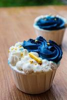 lussuoso e elegante cupcakes, con bianca crema e Marina Militare blu con oro spruzzatori. foto