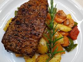 un' appena fritte Manzo bistecca a partire dal il frittura padella con delizioso ingredienti foto