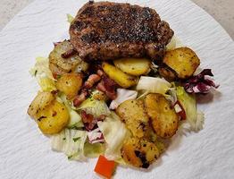 un' appena fritte Manzo bistecca a partire dal il frittura padella con delizioso ingredienti foto