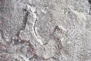 vista dettagliata su pareti di cemento invecchiate con crepe e molta struttura in alta risoluzione foto