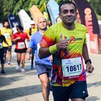 nuovo delhi, India - ottobre 16 2022 - vedanta delhi metà maratona gara dopo covid nel quale maratona partecipanti di per attraversare il finire linea, delhi metà maratona 2022 foto