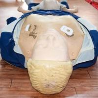 umano manichino bugie su il pavimento durante primo aiuto formazione - cardiopolmonare rianimazione. primo aiuto corso su cpr manichino, cpr primo aiuto formazione concetto foto