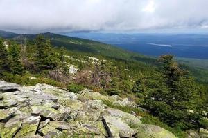 viaggio per ural montagne, Russia. il Visualizza a partire dal un' picco su il montagne, foresta e nuvoloso cielo. foto