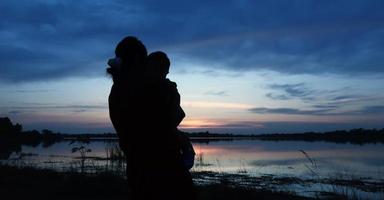 silhouette di persone a tramonto foto