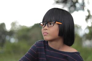 ritratto di bambino indossare occhiali con sfocatura sfondo. foto