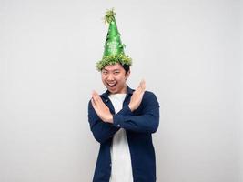 asiatico uomo indossare verde cappello gesto attraversare braccio celebrazione nuovo anno concetto foto