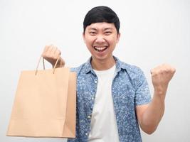 uomo contentfist su con shopping con carta Borsa nel mano foto