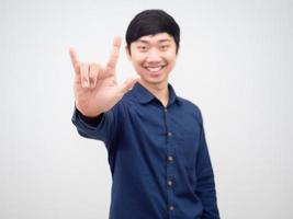 asiatico uomo allegro mostrare amore mano contento Sorridi bianca sfondo foto