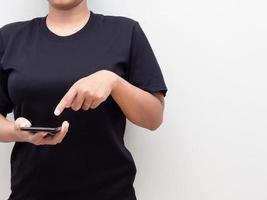 avvicinamento corpo donna nero camicia toccare schermo su sua mobile Telefono con copia spazio bianca sfondo foto