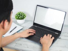 uomo con il computer portatile su il scrivania opera a partire dal casa concetto foto