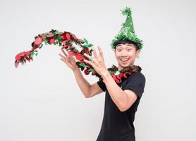 giovane uomo contento viso con verde cappello e nappa colorato allegro Guarda a telecamera sentire divertimento su bianca sfondo celebrazione festa contento nuovo anno concetto foto