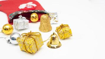vicino su Natale ornamenti oro e argento colore su bianca isolato copia spazio foto