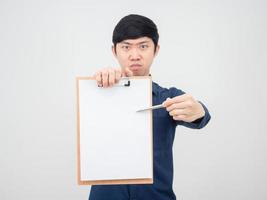 asiatico uomo arrabbiato viso punto penna a documento tavola nel il suo mano bianca sfondo foto
