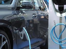 elettrico ricarica veicolo presa di corrente spina nel ricaricare batteria a auto blu colore pulito energia energia per futuro concetto foto