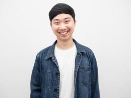 asiatico uomo jeans camicia contento sorridente ritratto bianca sfondo foto