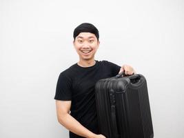 uomo nero camicia trasportare bagaglio sorridente ritratto bianca isolato foto