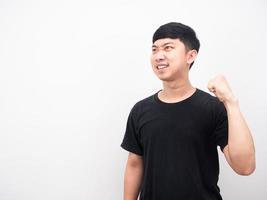 asiatico uomo mostrare cazzotto su fiducioso viso guardare a copia spazio foto