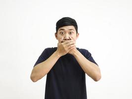 asiatico uomo vicino il suo bocca di Due mano stupito viso su bianca sfondo foto