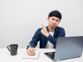 asiatico uomo Lavorando a posto di lavoro sensazione annoiato epunto dito a copia spazio foto