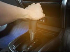 mano catturare a Ingranaggio auto di auto interno il auto con leggero bagliore foto