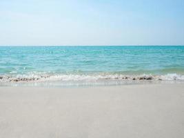 blu oceano e chiaro cielo paesaggio con spiaggia foto